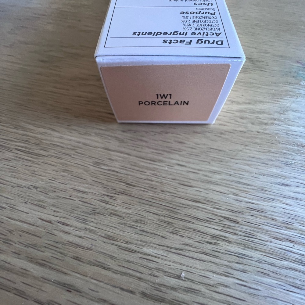 Laura Mercier Tinted Moisturizer Light Revealer Skin Illuminator 1W1 Porcelain - Picture 5 of 8
